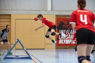 Un joueur de Lausanne Olympic en extension, sur le point de tirer.