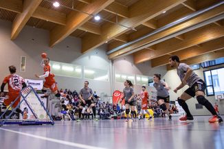 Un attaquant des Meyrin Panthers en train de tirer sur le cadre face à 4 défenseurs des Val-de-Ruz Flyers, lors de la finale du Championnat suisse en 2019