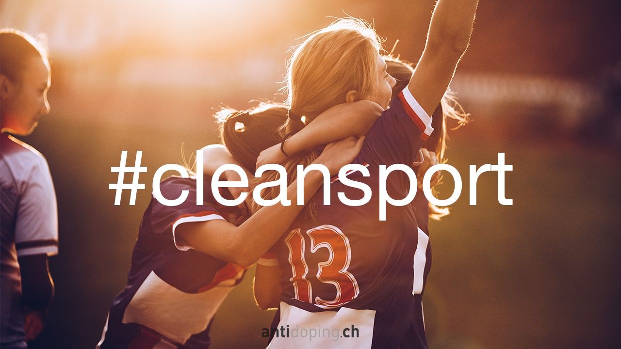 Athleten feiern einen Erfolg mit dem eingeblendeten Hashtag #cleansport