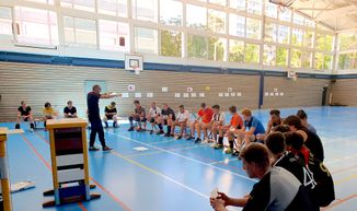 Un expert J+S donnant un cours de moniteurs dans une salle de sport