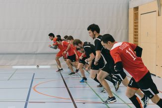 Des joueurs de l'équipe suisse masculine courant sur une même ligne lors d'un échauffement