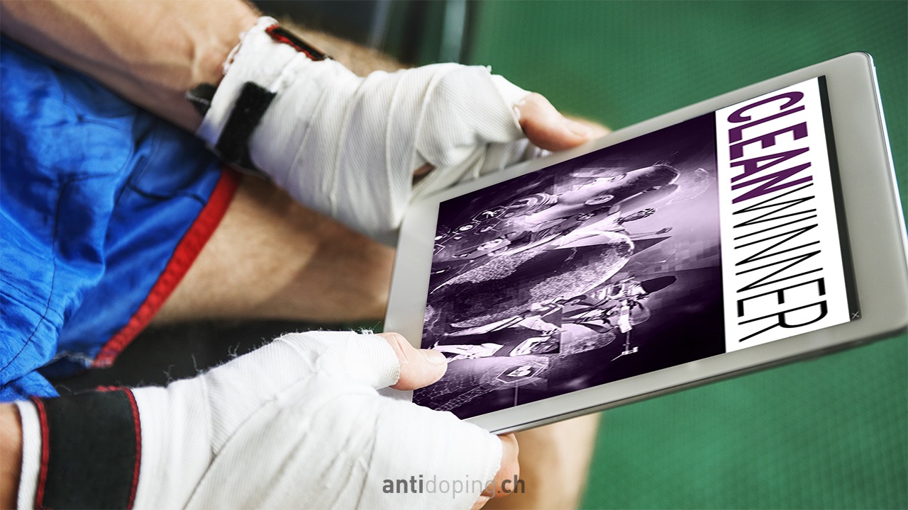 Ein Athlet, der sich ein Video auf einem Tablet ansieht