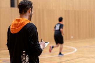 Balle de tchoukball au pied d'un cadre