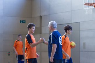 Deux joueurs se serrant la main à la fin d'un match