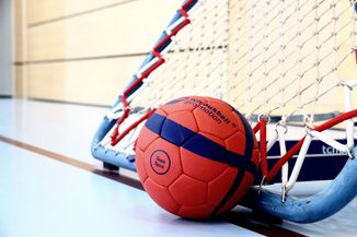 Balle de tchoukball au pied d'un cadre