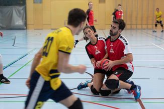 Un joueur et une joueuse de Lausanne Olympic en défense lors d'un match de championnat face à La Chaux-de-Fonds Beehives.